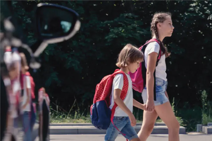 Explanation of how 30 km/h zones improve road safety by reducing stopping distances, lowering accident severity, and showing how section controls help enforce speed limits effectively.